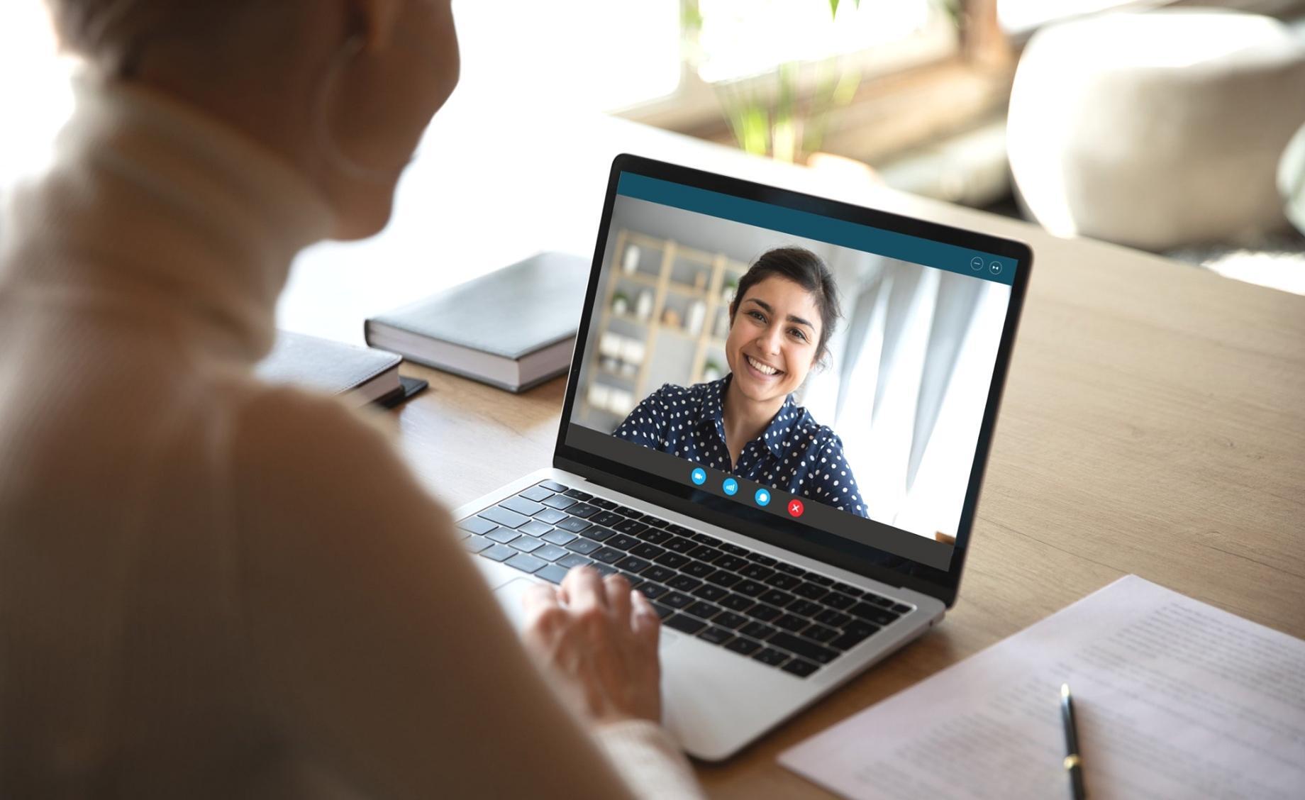 Espace de travail organisé avec outils de recherche financière