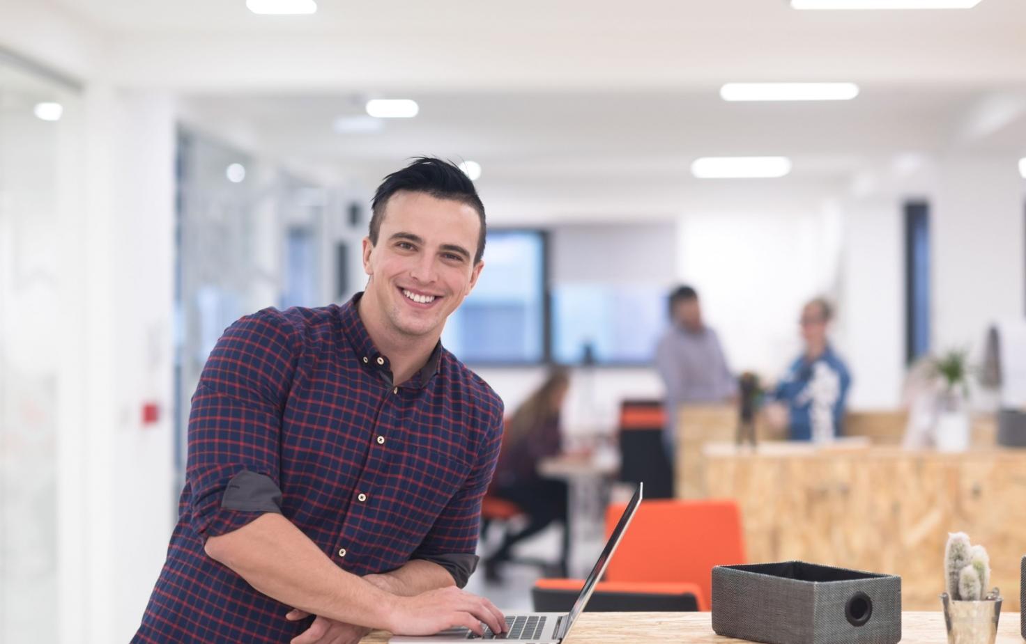 Étudiants analysant des données financières lors d'un projet de recherche collaboratif