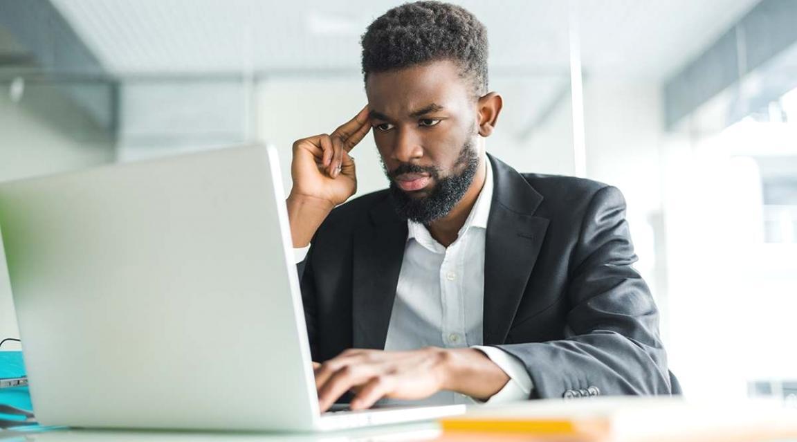 Analyse approfondie de documents financiers sur un bureau professionnel